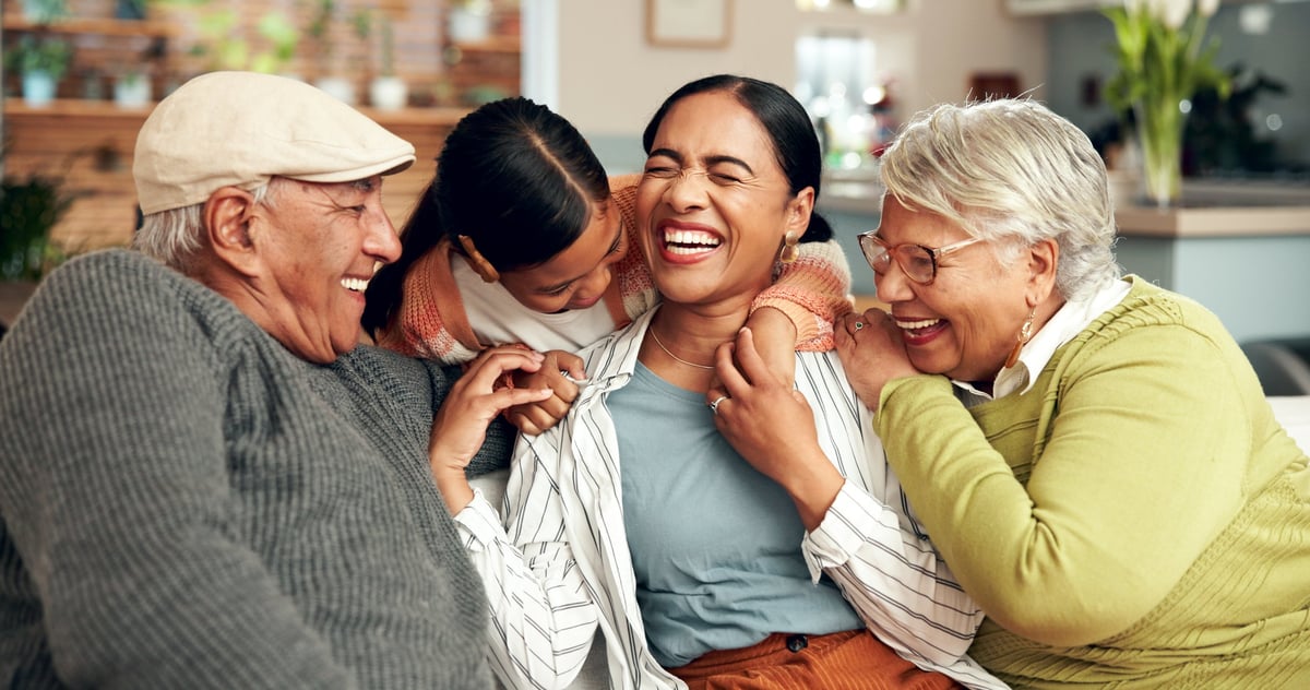 Familia hispana latina americana feliz en casa, abuelos y nietos juntos